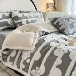 Winter Thickened Blanket Ultra-Soft and Warm Fleece Perfect for Cold Weather Cozy and Comfortable for Bed, Couch, or Lounge Ideal for Winter Home Decor